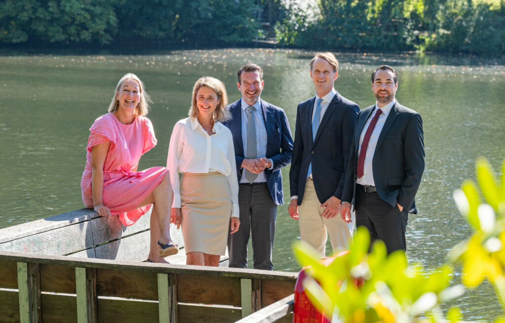 Teambild der Anwälte von Dr. Purrucker & Partner am Reinbeker See